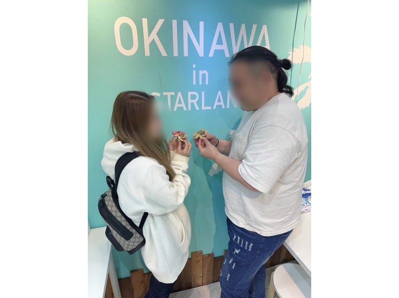 【国際通り】沖縄でもここだけでしか作れない大人気の海を感じるネームキーホルダー作り体験☆お好きなプレートを選んで中に文字や数字を入れよう☆の紹介画像