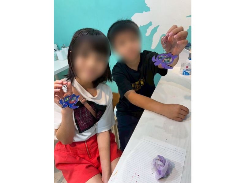 【国際通り】沖縄でもここだけでしか作れない大人気の海を感じるネームキーホルダー作り体験☆お好きなプレートを選んで中に文字や数字を入れよう☆の紹介画像