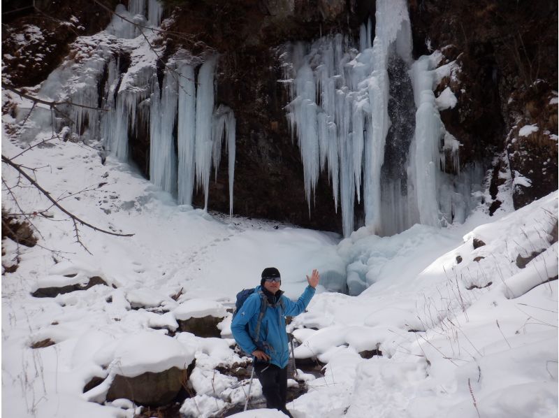 【栃木・日光】足に自信ありの方はこちら！？絶景の氷瀑求めて！奥日光 庵滝氷瀑スノートレッキングドツアーのご案内　１日１回開催の紹介画像