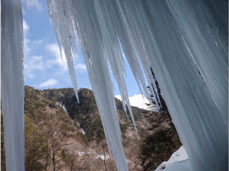 【栃木・日光】足に自信ありの方はこちら！？絶景の氷瀑求めて！奥日光 庵滝氷瀑スノートレッキングドツアーのご案内　１日１回開催の紹介画像