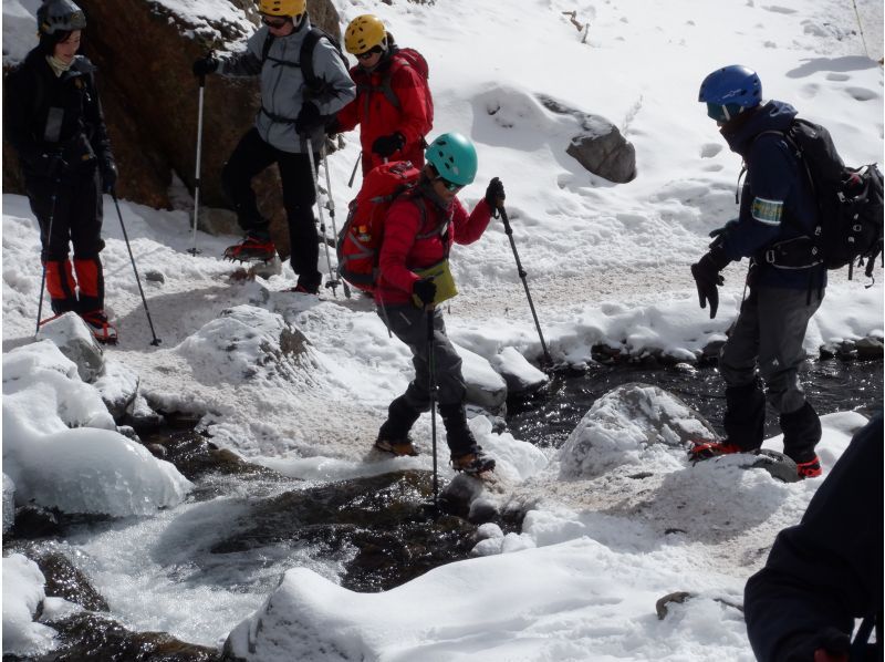 【栃木・日光】足に自信ありの方はこちら！？絶景の氷瀑求めて！奥日光 庵滝氷瀑スノートレッキングドツアーのご案内　１日１回開催の紹介画像