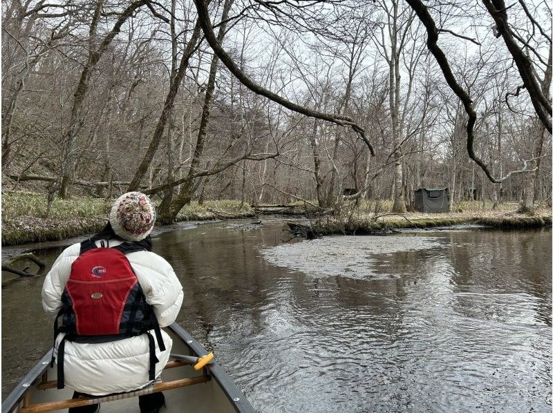 [Hokkaido, Chitose River] {Winter Canadian Canoe Course Only Available from December to Mid-March} Take a leisurely ride down the river while enjoying the clear winter river, air, and snowy scenery!の紹介画像