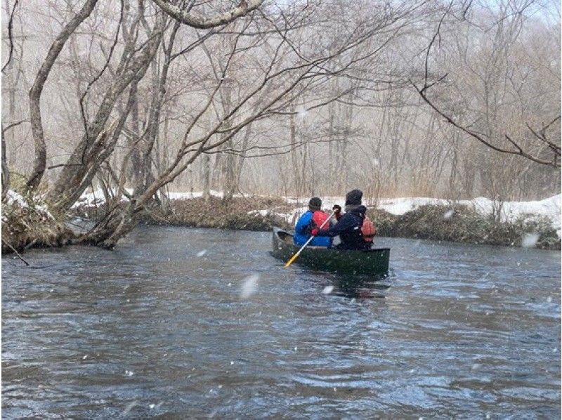 [Hokkaido, Chitose River] {Winter Canadian Canoe Course Only Available from December to Mid-March} Take a leisurely ride down the river while enjoying the clear winter river, air, and snowy scenery!の紹介画像