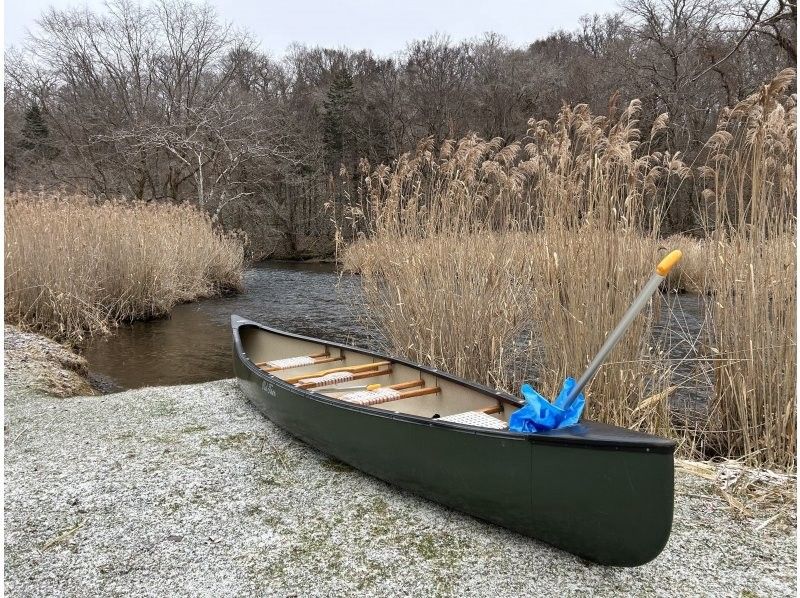 [Hokkaido, Chitose River] {Winter Canadian Canoe Course Only Available from December to Mid-March} Take a leisurely ride down the river while enjoying the clear winter river, air, and snowy scenery!の紹介画像