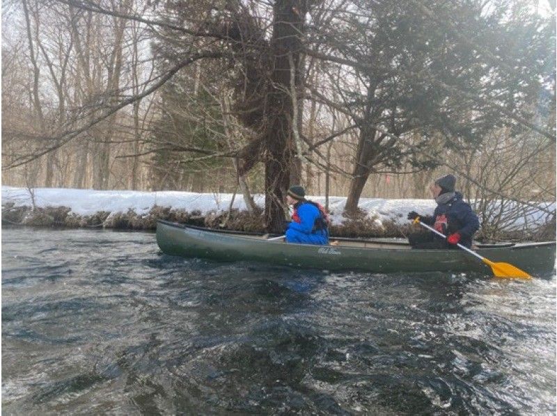 [Hokkaido, Chitose River] {Winter Canadian Canoe Course Only Available from December to Mid-March} Take a leisurely ride down the river while enjoying the clear winter river, air, and snowy scenery!の紹介画像