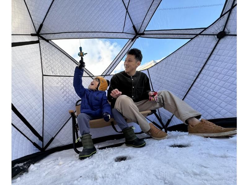 [Hokkaido, Tokachi] Experience smelt fishing near Obihiro! Pick-up from Obihiro Station & tempura included ♪ [PM Tour] [13:00-16:45] Ice Fishingの紹介画像