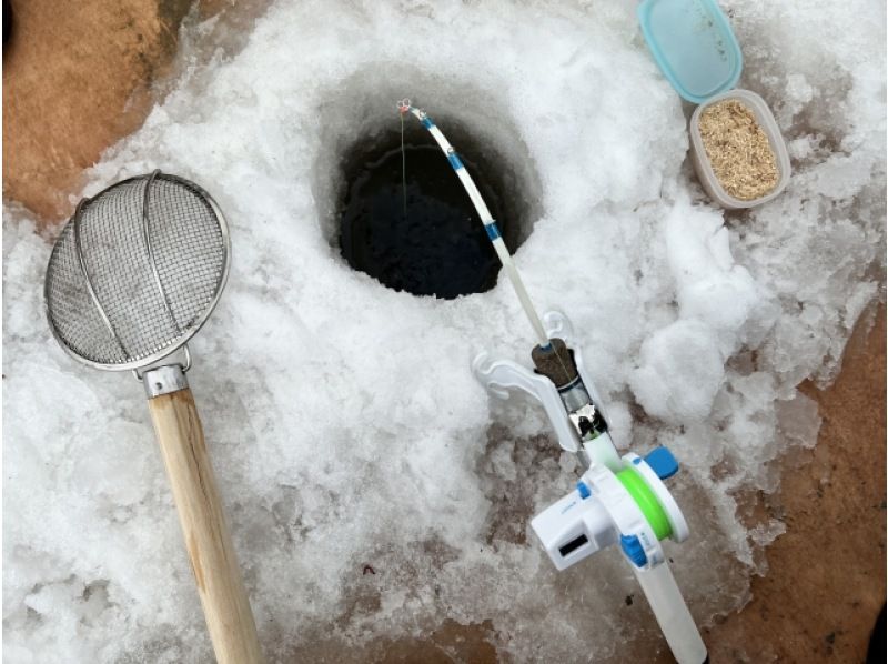 [Hokkaido, Tokachi] Experience smelt fishing near Obihiro! Pick-up from Obihiro Station & tempura included ♪ [PM Tour] [13:00-16:45] Ice Fishingの紹介画像