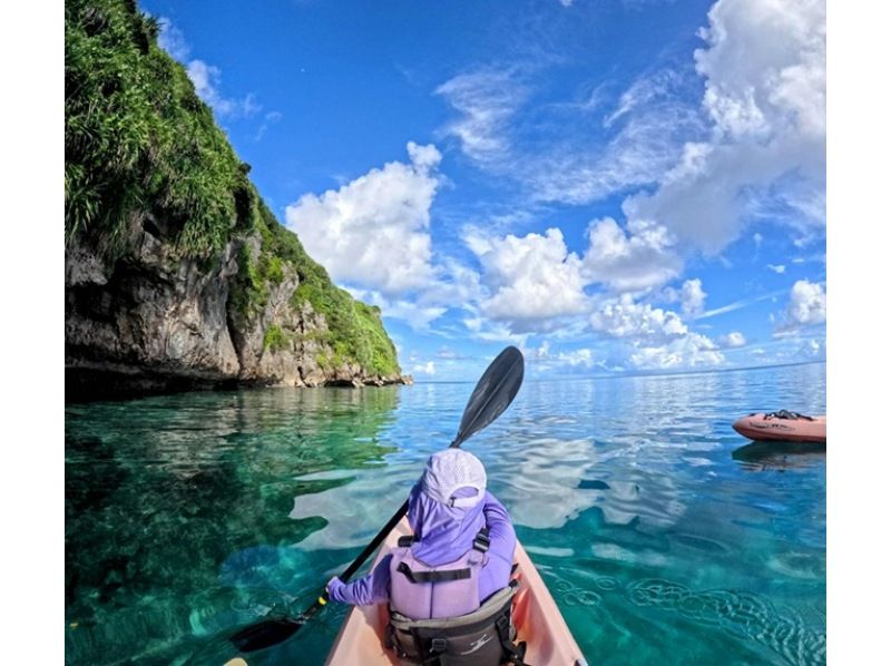 【沖縄・伊良部島】＜宮古島でココだけ＞青の洞窟グラスボート周遊♪＋高さ約20ｍ！【大龍門】シーカヤック探検♪の紹介画像