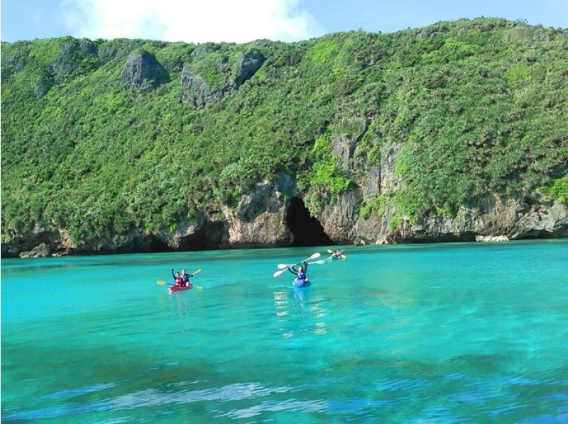 【沖縄・伊良部島】＜宮古島でココだけ＞青の洞窟グラスボート周遊♪＋高さ約20ｍ！【大龍門】シーカヤック探検♪の紹介画像