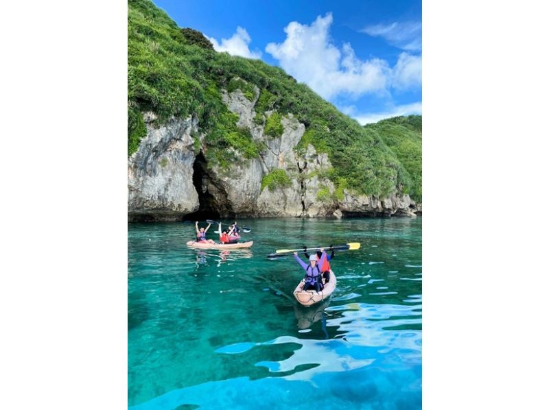 【沖縄・伊良部島】＜宮古島でココだけ＞青の洞窟グラスボート周遊♪＋高さ約20ｍ！【大龍門】シーカヤック探検♪の紹介画像