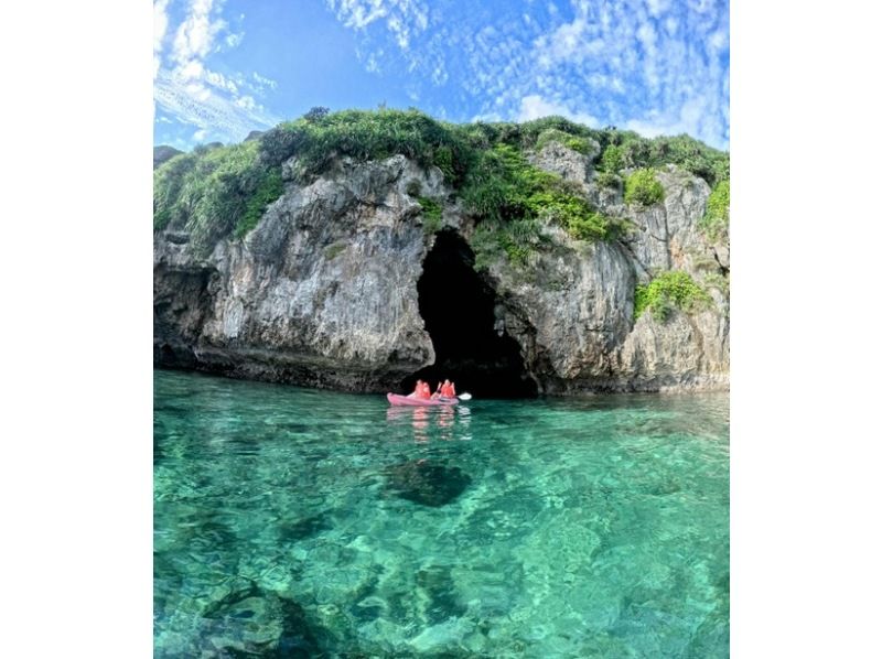 【沖縄・伊良部島】＜宮古島でココだけ＞青の洞窟グラスボート周遊♪＋高さ約20ｍ！【大龍門】シーカヤック探検♪の紹介画像