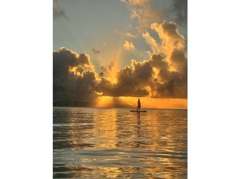 Featured in ANA magazine (Highly popular ★ Family discount available) First in Ishigaki! Sunset SUP with a spectacular view of the mangrove sunset [Ages 2-85] Available on the day! Free transfers and photos ★ Showers availableの紹介画像