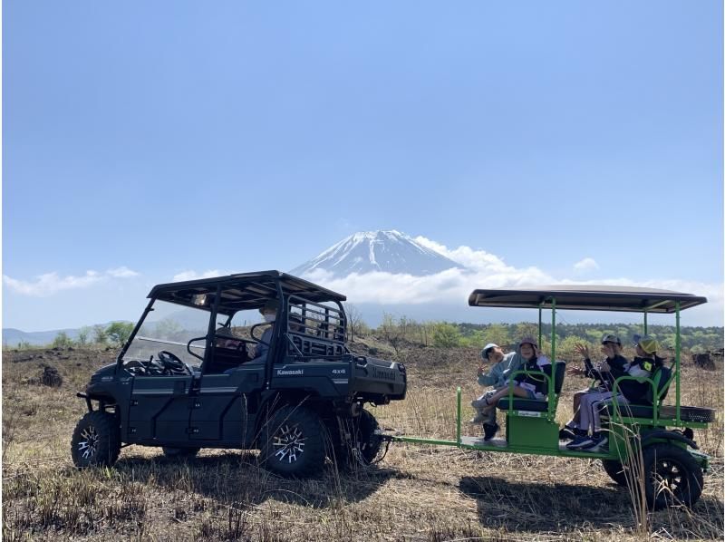 “富士山越野車」一家人乘坐大型越野車遊覽富士山