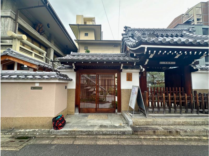 Private Morning Yoga Session in a Historic Temple of Kyotoの紹介画像