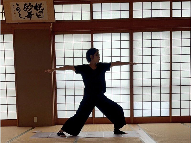 Private Morning Yoga Session in a Historic Temple of Kyotoの紹介画像