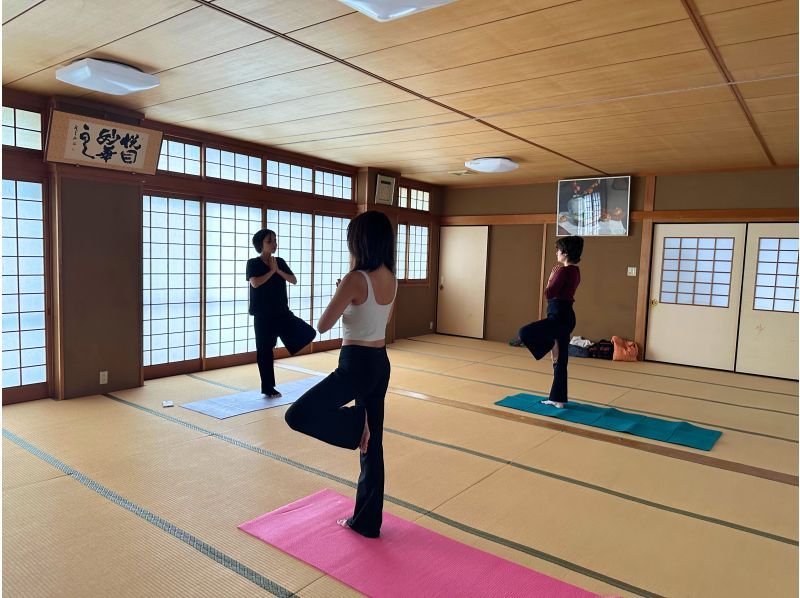 Private Morning Yoga Session in a Historic Temple of Kyotoの紹介画像