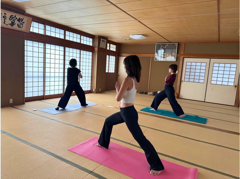 Private Morning Yoga Session in a Historic Temple of Kyotoの紹介画像