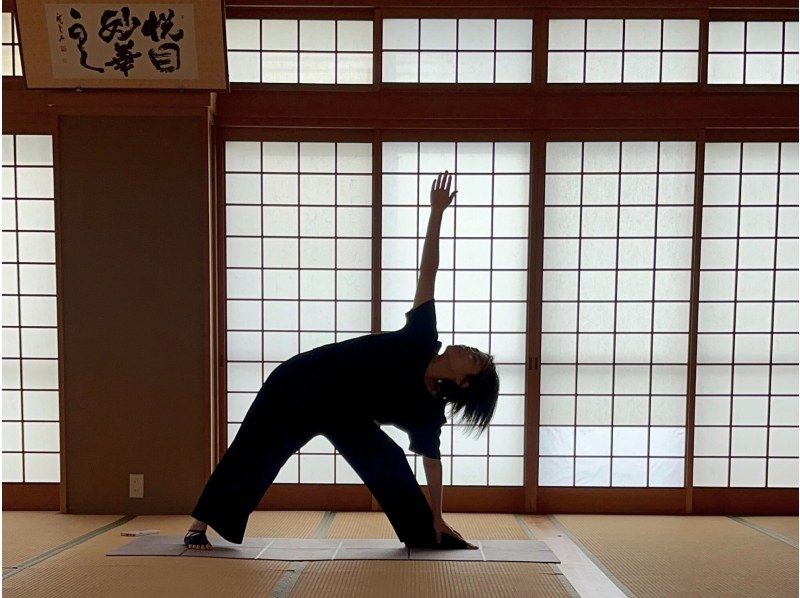 Private Morning Yoga Session in a Historic Temple of Kyotoの紹介画像