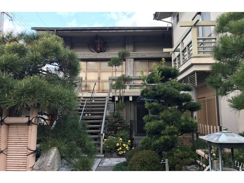 Private Morning Yoga Session in a Historic Temple of Kyotoの紹介画像