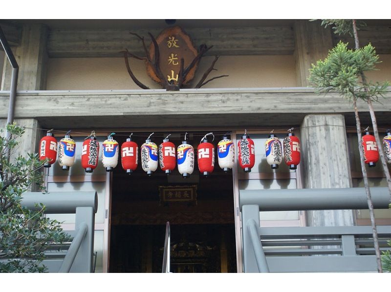 Private Morning Yoga Session in a Historic Temple of Kyotoの紹介画像