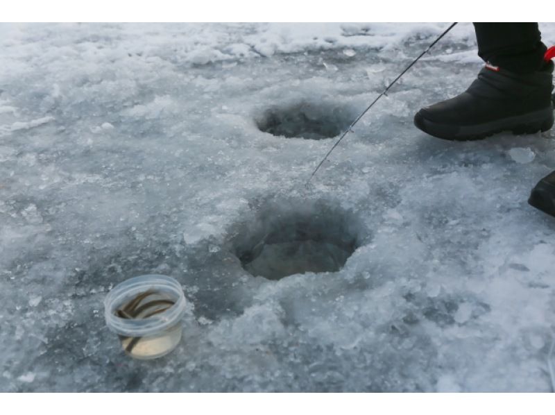 【北海道・札幌】氷上でワカサギ釣り体験〜ベテラン釣り師も楽しめるように釣りざお＋リールにオプションあり！（送迎あり）の紹介画像