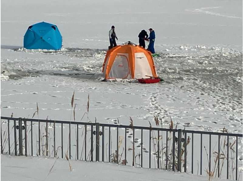 【北海道・札幌】氷上でワカサギ釣り体験〜ベテラン釣り師も楽しめるように釣りざお＋リールにオプションあり！（送迎あり）