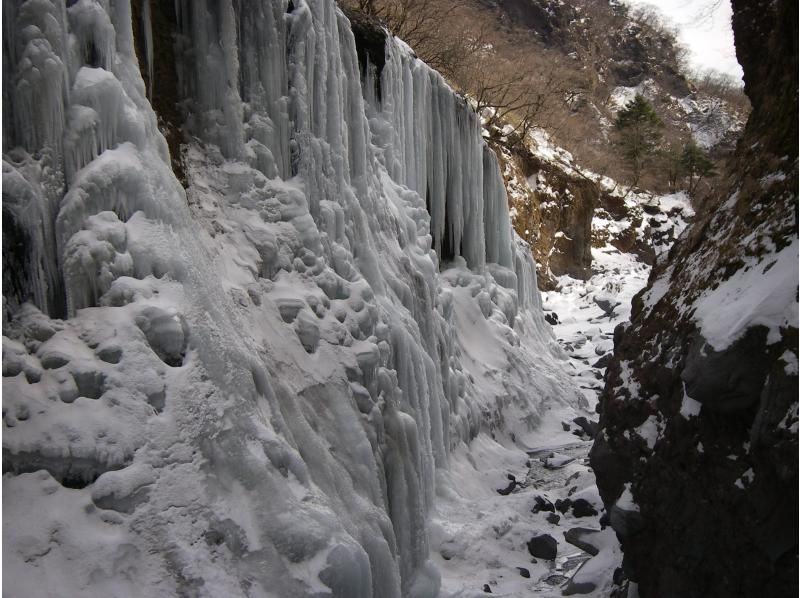 【栃木・日光】足に自信ありの方はこちら！？絶景の氷の世界を求めて！雲竜渓谷アイスワールドツアーの紹介画像