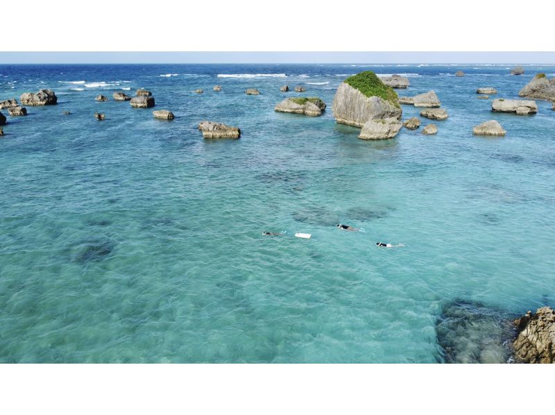 [Okinawa, Miyakojima] An impressive experience at two beaches ♪ Sea turtle, coral and fish snorkeling! A safe, secure, comfortable and luxurious plan at a store gathering place just 15 minutes walk from the city!の紹介画像