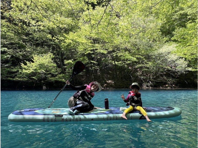 【群馬・四万温泉】人気の四万湖でサップ体験！ 2人乗りタンデムSUPレンタルツアーの紹介画像