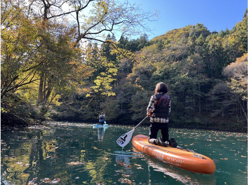 【群馬県・四万温泉】秋限定！四万湖　タンデムSUPで紅葉クルージングツアーの紹介画像