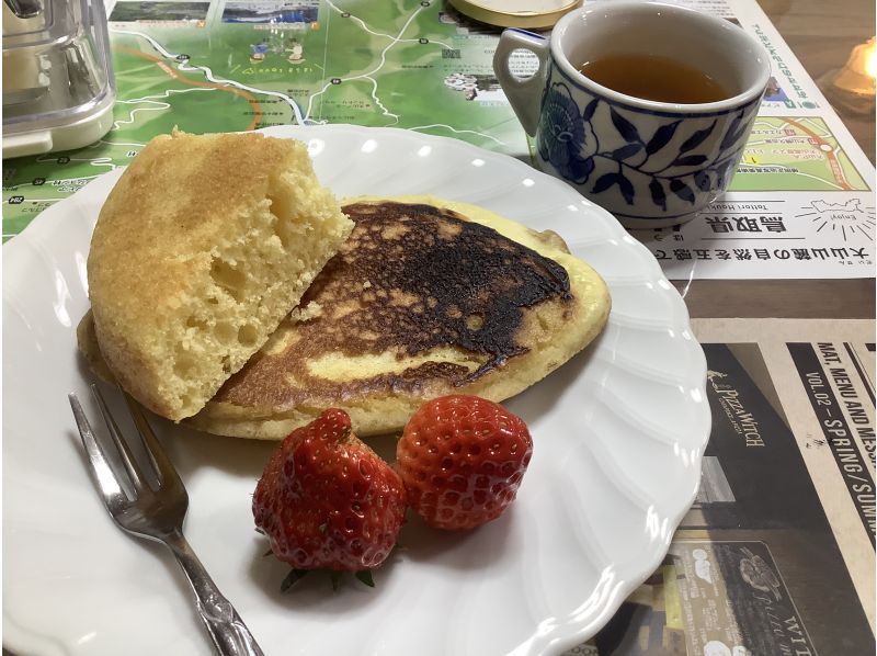 【鳥取・大山】スノーシューで雪遊び＆キッチンストーブでぐりとぐらのパンケーキ作り　寒い冬の森の中でも元気にあったかく遊ぶスノーシュープランの紹介画像