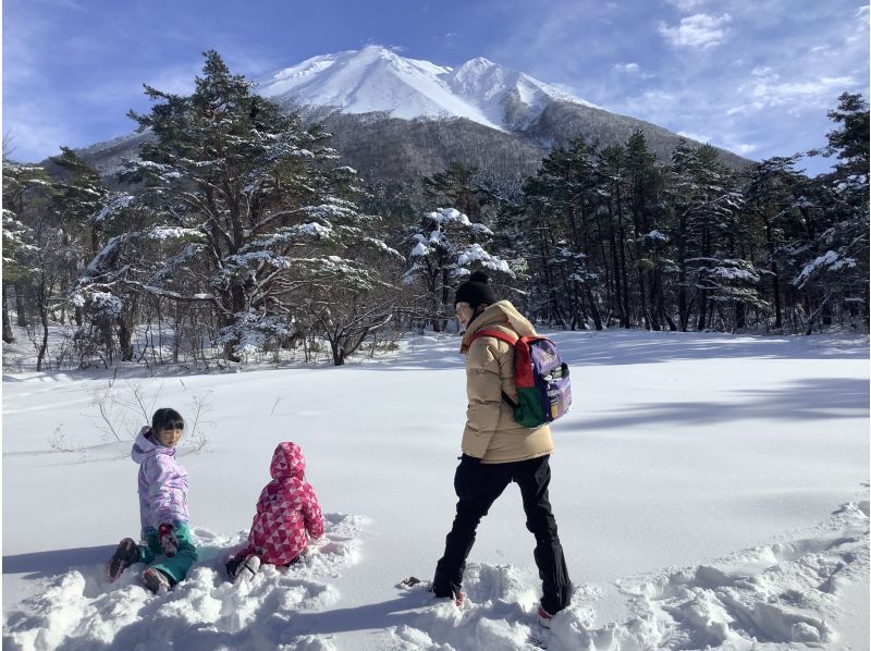 【鳥取・大山】スノーシューで雪遊び＆キッチンストーブでぐりとぐらのパンケーキ作り　寒い冬の森の中でも元気にあったかく遊ぶスノーシュープランの紹介画像