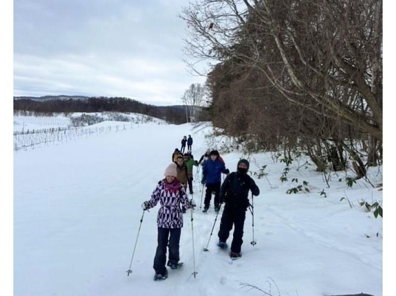 【北海道・余市】幻想的な雪景色と余市ワインを五感で堪能♪ ワイナリースノーハイク・余市産ワイン試飲&スノーウェアもレンタル無料！の紹介画像