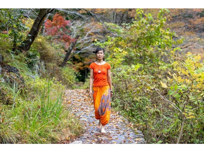 【東京・御岳】11/15（日）開催！紅葉のグラデーションが美しい渓谷ヨガ｜庭園＆古民家カフェの紹介画像