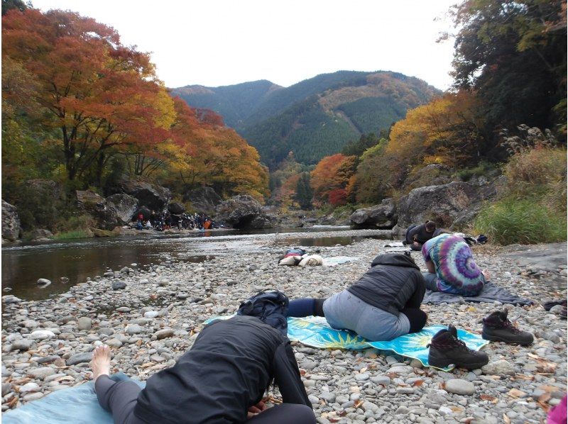 【東京・御岳】11/15（日）開催！紅葉のグラデーションが美しい渓谷ヨガ｜庭園＆古民家カフェの紹介画像