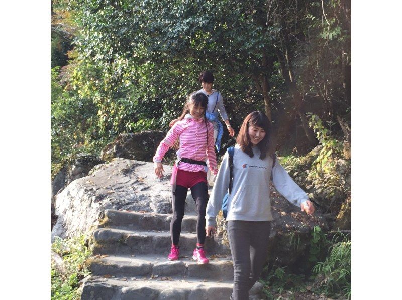 【東京・御岳】11/15（日）開催！紅葉のグラデーションが美しい渓谷ヨガ｜庭園＆古民家カフェの紹介画像