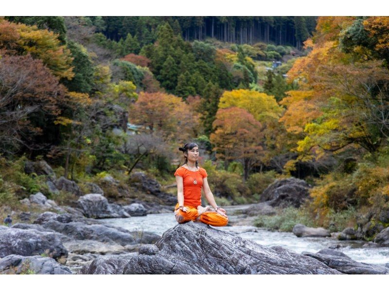 【東京・御岳】11/15（日）開催！紅葉のグラデーションが美しい渓谷ヨガ｜庭園＆古民家カフェの紹介画像
