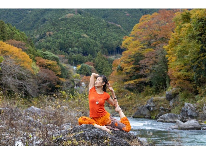 【東京・御岳】11/15（日）開催！紅葉のグラデーションが美しい渓谷ヨガ｜庭園＆古民家カフェの紹介画像
