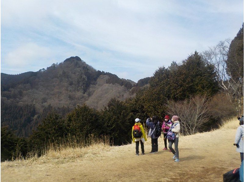 【東京・御岳】11/15（日）開催！紅葉のグラデーションが美しい渓谷ヨガ｜庭園＆古民家カフェの紹介画像