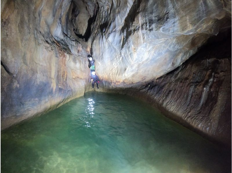 【岡山・新見】恐るべし深さの漆黒の地下水脈に飛び込み、泳ぐ！岡山ケイブスイミングの紹介画像