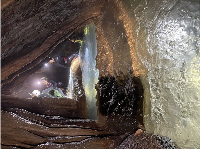 【岡山・新見】恐るべし深さの漆黒の地下水脈に飛び込み、泳ぐ！岡山ケイブスイミングの紹介画像