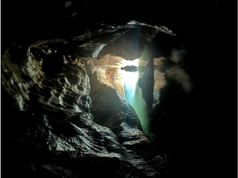 【岡山・新見】恐るべし深さの漆黒の地下水脈に飛び込み、泳ぐ！岡山ケイブスイミングの紹介画像