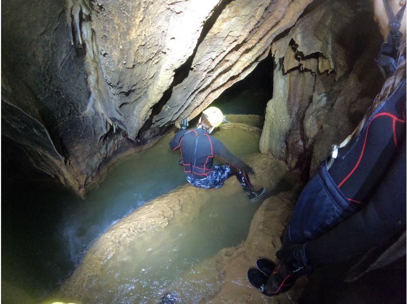 【岡山・新見】恐るべし深さの漆黒の地下水脈に飛び込み、泳ぐ！岡山ケイブスイミングの紹介画像