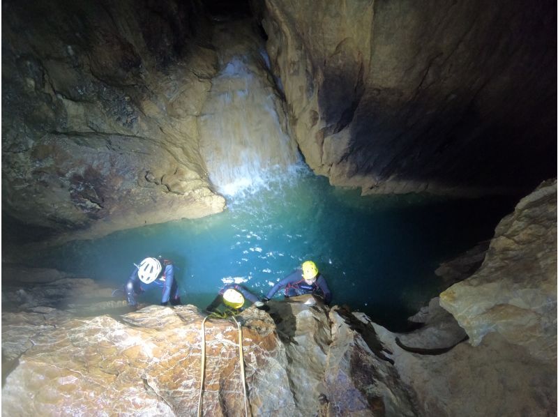 【岡山・新見】恐るべし深さの漆黒の地下水脈に飛び込み、泳ぐ！岡山ケイブスイミングの紹介画像