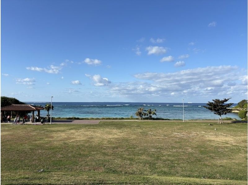 【沖縄本島中部】〜ビーチヨガ〜海の音、風、匂いなど自然を感じながらヨガ体験☆初心者、身体が固い方も大歓迎！ヨガに興味のある方オススメ！の紹介画像