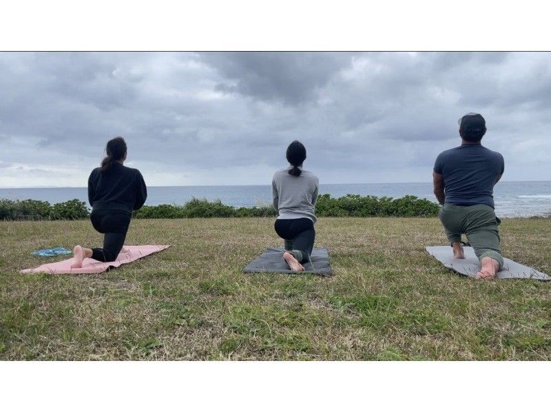 【沖縄本島中部】〜ビーチヨガ〜海の音、風、匂いなど自然を感じながらヨガ体験☆初心者、身体が固い方も大歓迎！ヨガに興味のある方オススメ！の紹介画像