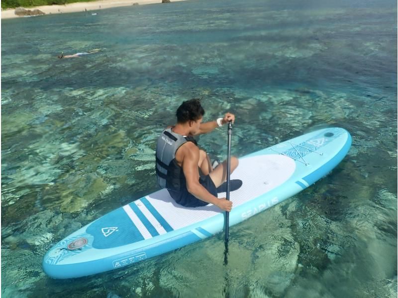 แผนเช่าเหมาลำโดยสมบูรณ์ [ใกล้ Churaumi] การดำน้ำตื้น(Snorkeling) & แผน SUP [ภาพถ่ายประสบการณ์การให้อาหารผ้าเช็ดตัวรวม] สำนักงานใหญ่ภาคเหนือ Nago, Nakijinの紹介画像