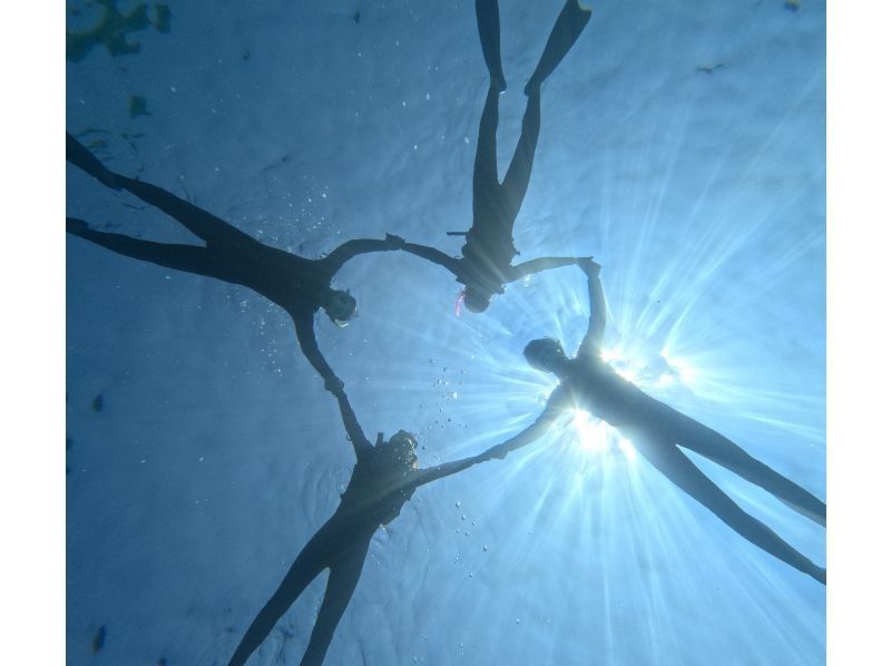 【水納島・瀬底島周辺シュノーケリング】半日お得に２か所でシュノーケリングプラン！初心者の方も大歓迎！１グループにベテランガイド貸切の紹介画像