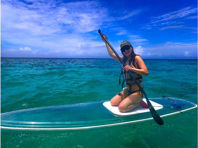 【沖縄・宮古島】大人気のクリアSUP体験～海の上から海中探検！防水スピーカー無料貸出