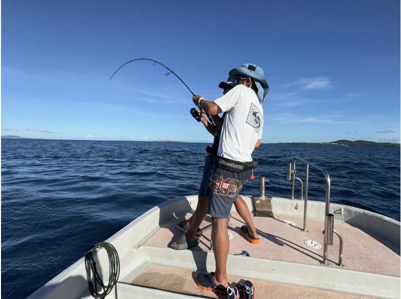 【沖縄・小浜島】沖縄の県魚「グルクン」をたくさん釣って生き餌に！わらしべ長者フィッシング！目指すは記録級！！1日コースの紹介画像